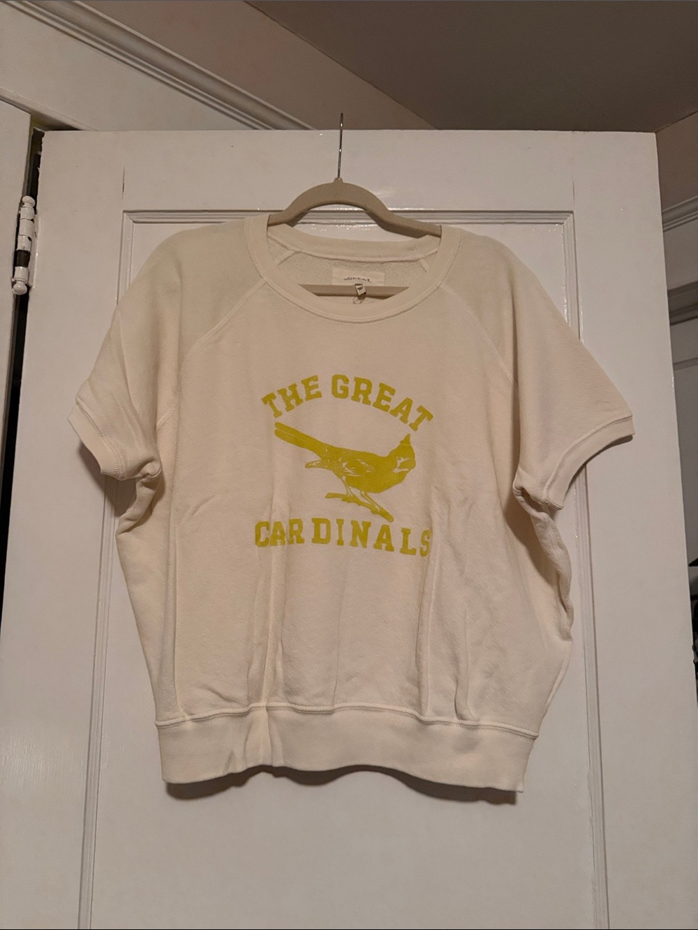 THE GREAT. Cream Short-Sleeve Sweatshirt with Yellow Cardinal Graphic
